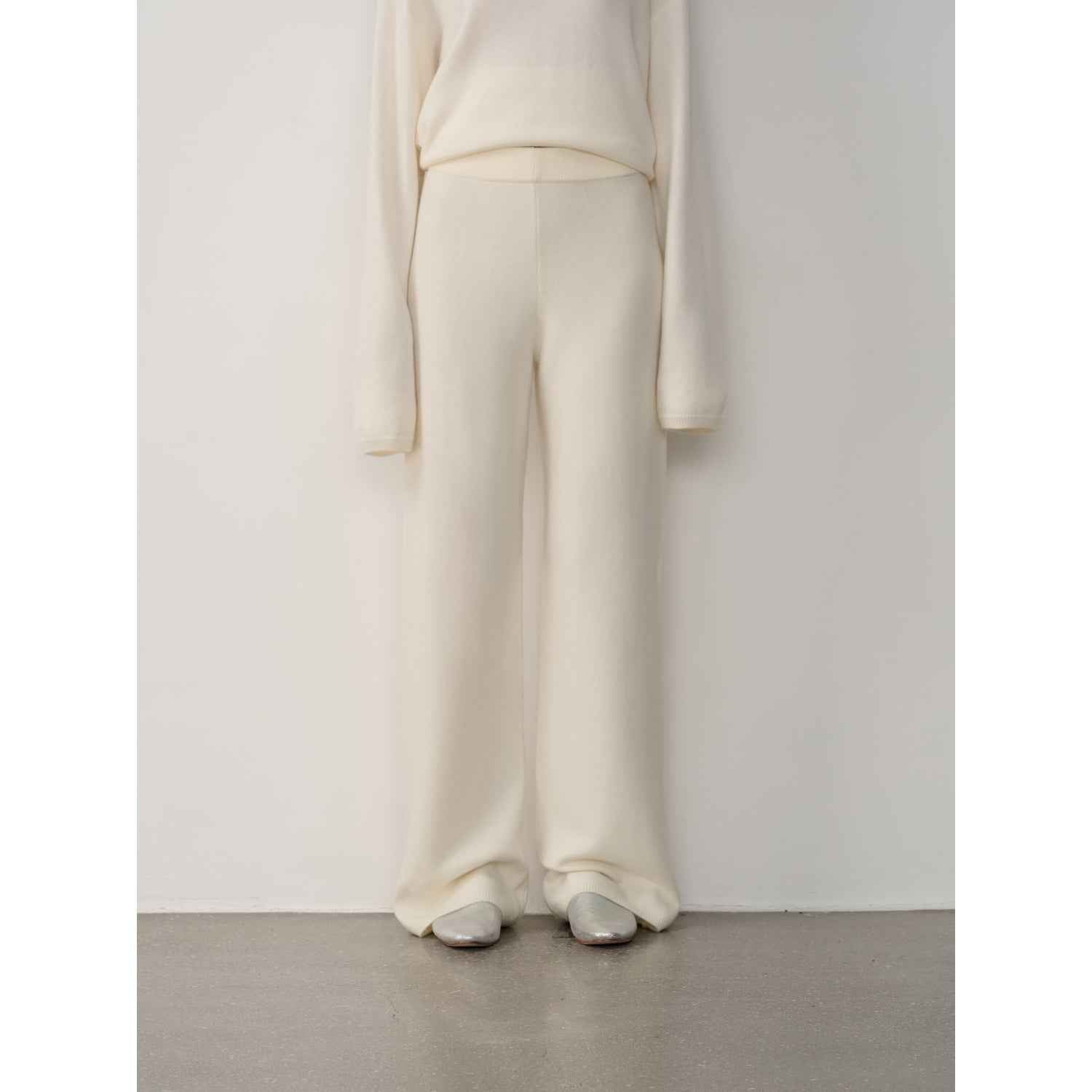 Firelady Fur merino wool knit outfit for women, perfect for fall and winter, featuring cozy, stylish knitwear by Maison Élvorain.