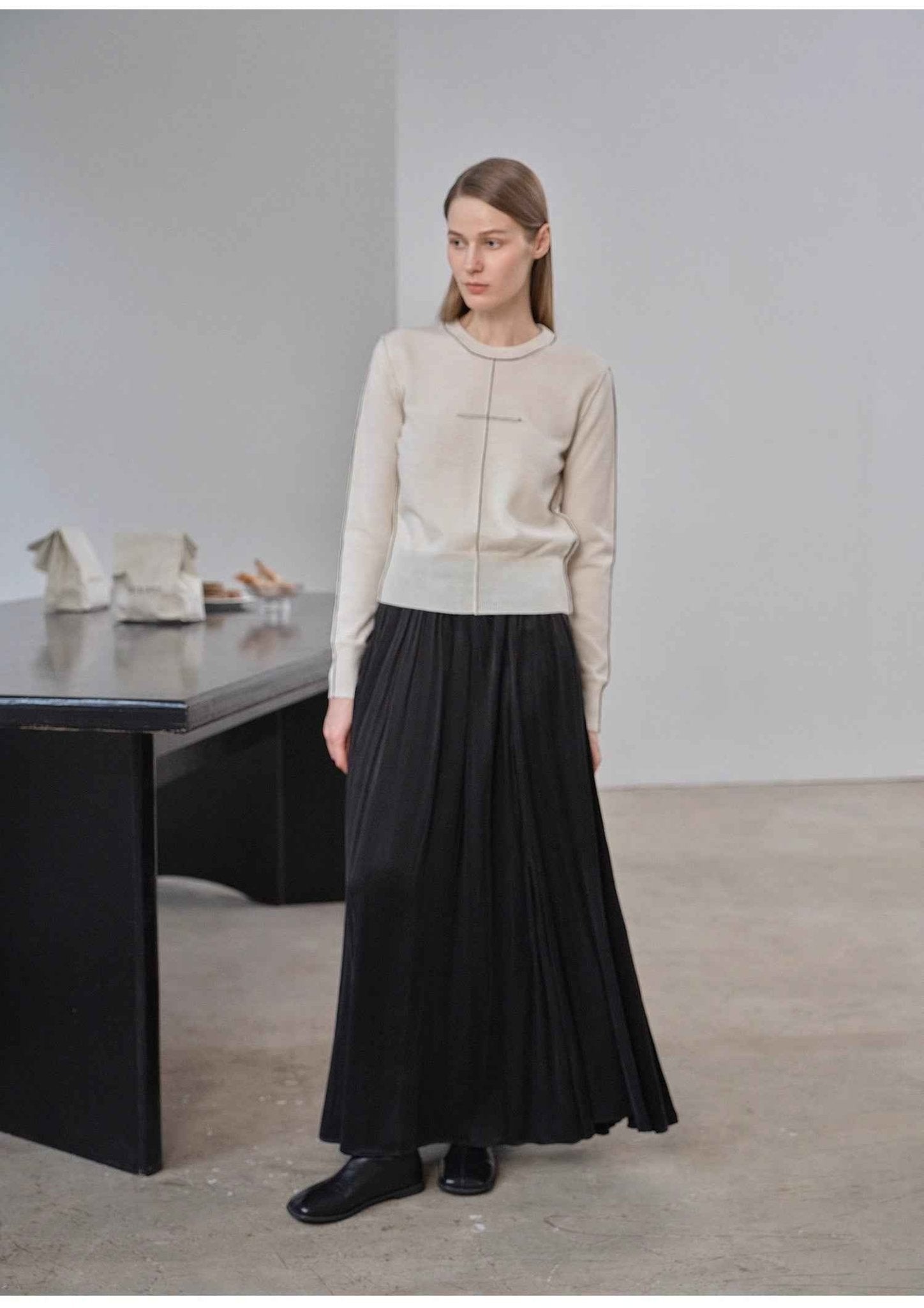 Firelady Fur wool knit top with contrast stitch, short, skin-friendly, cozy knitwear from Maison Beaumont.