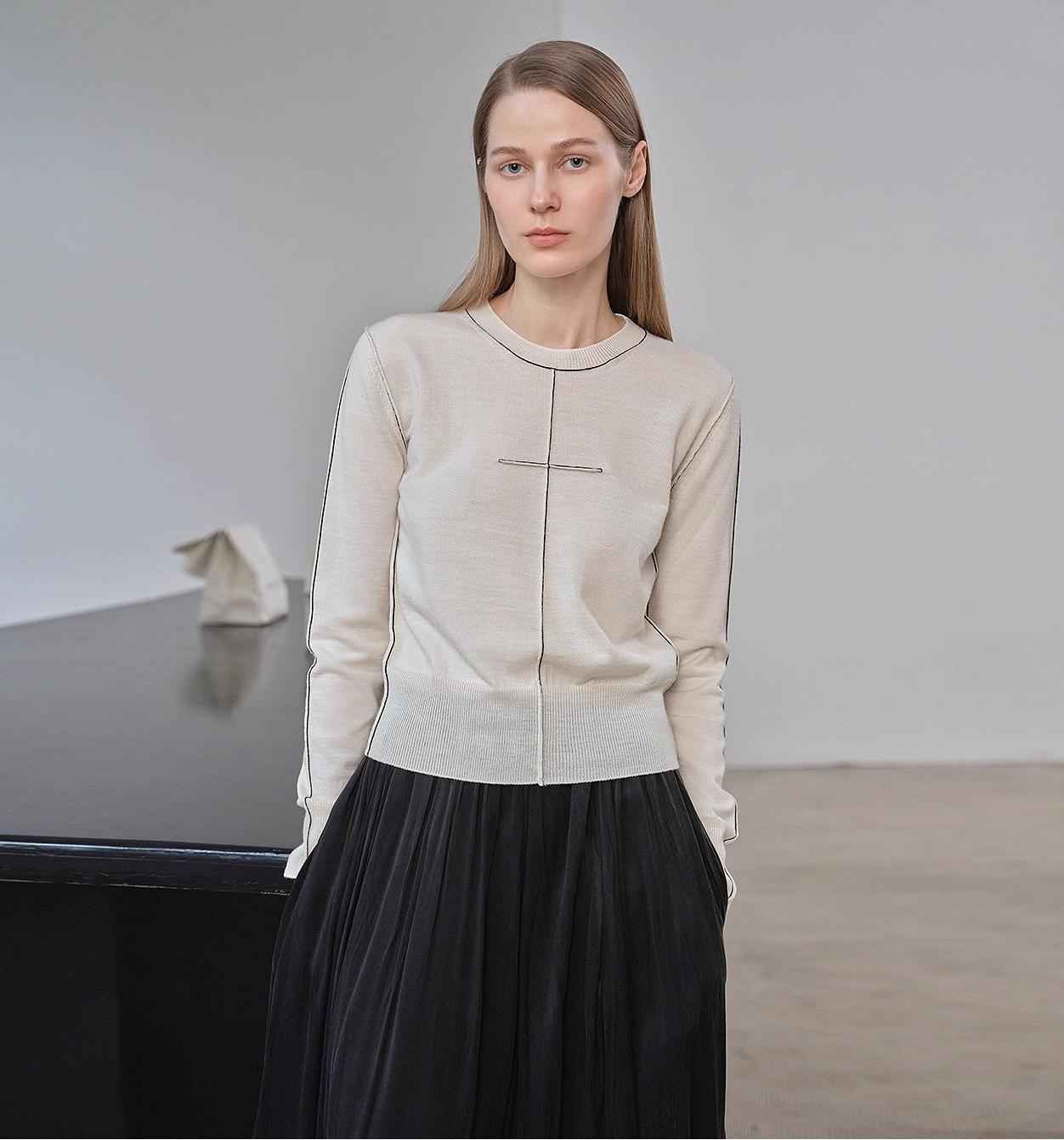 Firelady Fur wool knit top with contrast stitching, short-sleeve design, skin-friendly and stylish for casual wear.