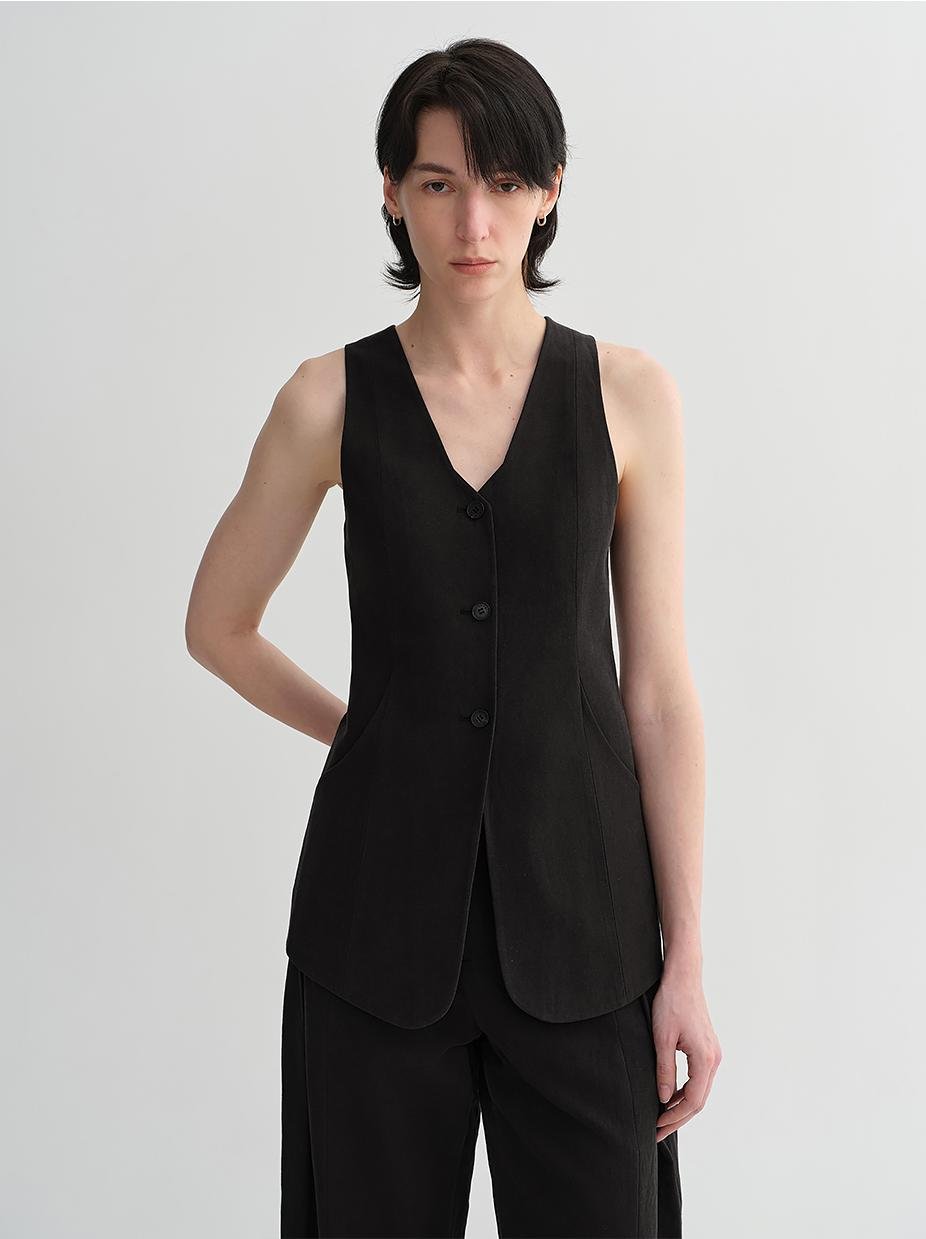 Mulberry silk linen V-neck vest and matching summer suit for women, stylish Firelady Fur outfit in light fabric.